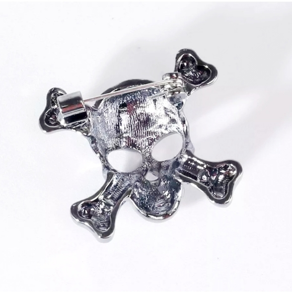 Silver plated crystal skull and crossbone necklace/brooch with gold chain - Picture 11 of 16